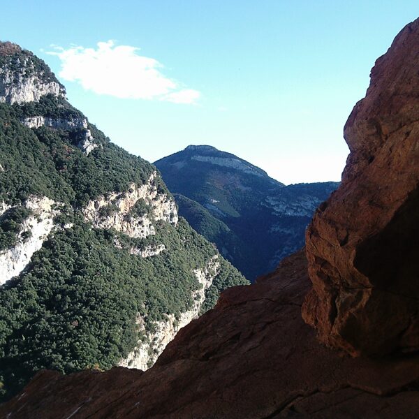 Puig de Bassegoda des de la cova dels Trabucaires